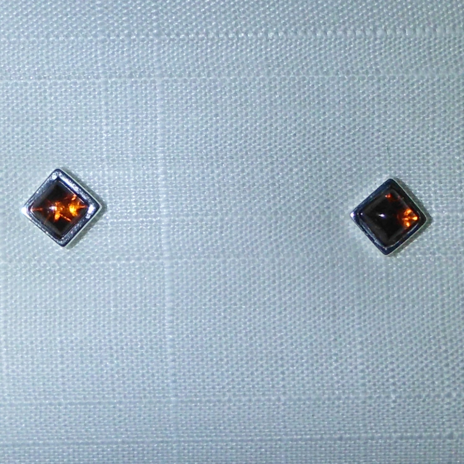 Einzelstück: Quadratische Ohrstecker aus Bernstein in Silber