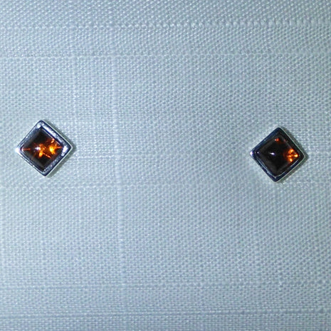 Einzelstück: Quadratische Ohrstecker aus Bernstein in Silber