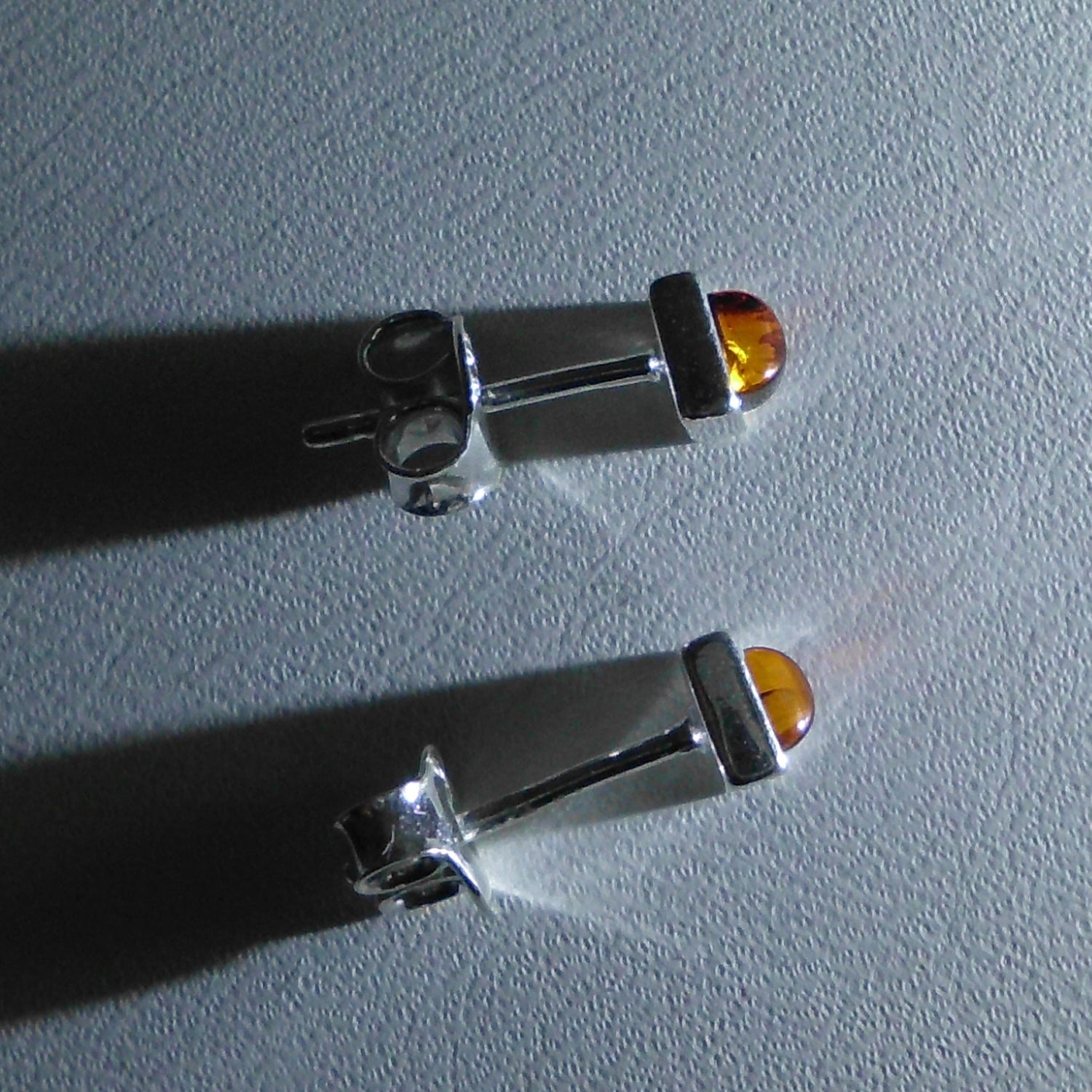 Einzelstück: Quadratische Ohrstecker aus Bernstein in Silber
