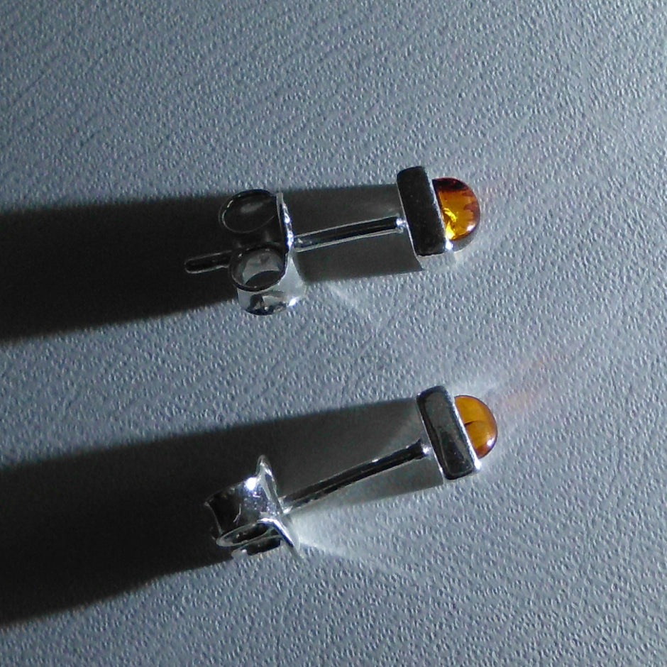 Einzelstück: Quadratische Ohrstecker aus Bernstein in Silber