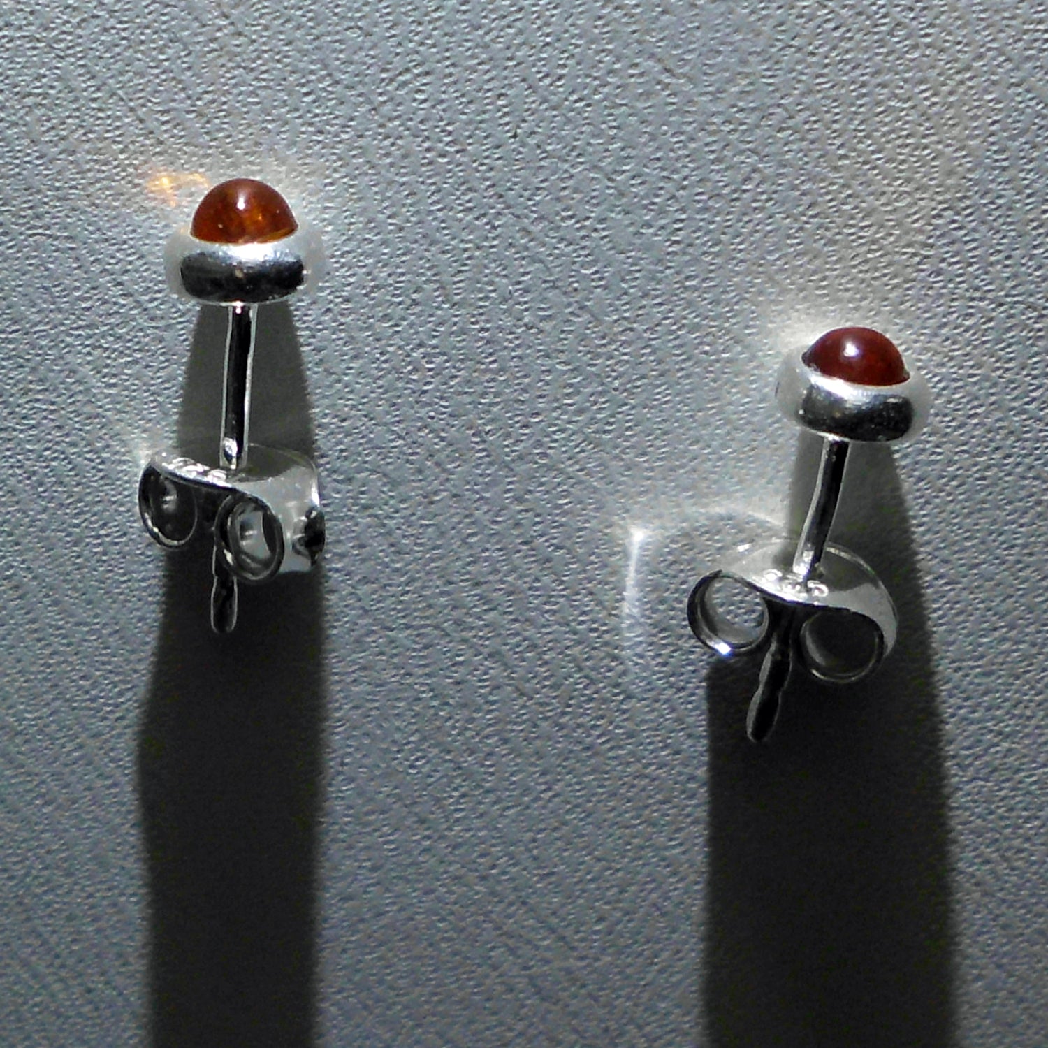 Runde Ohrstecker aus kognacfarbenem Bernstein in Silber