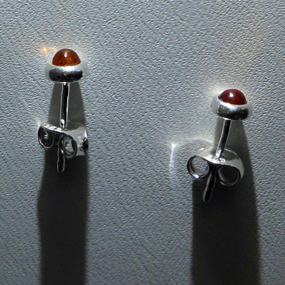 Runde Ohrstecker aus kognacfarbenem Bernstein in Silber