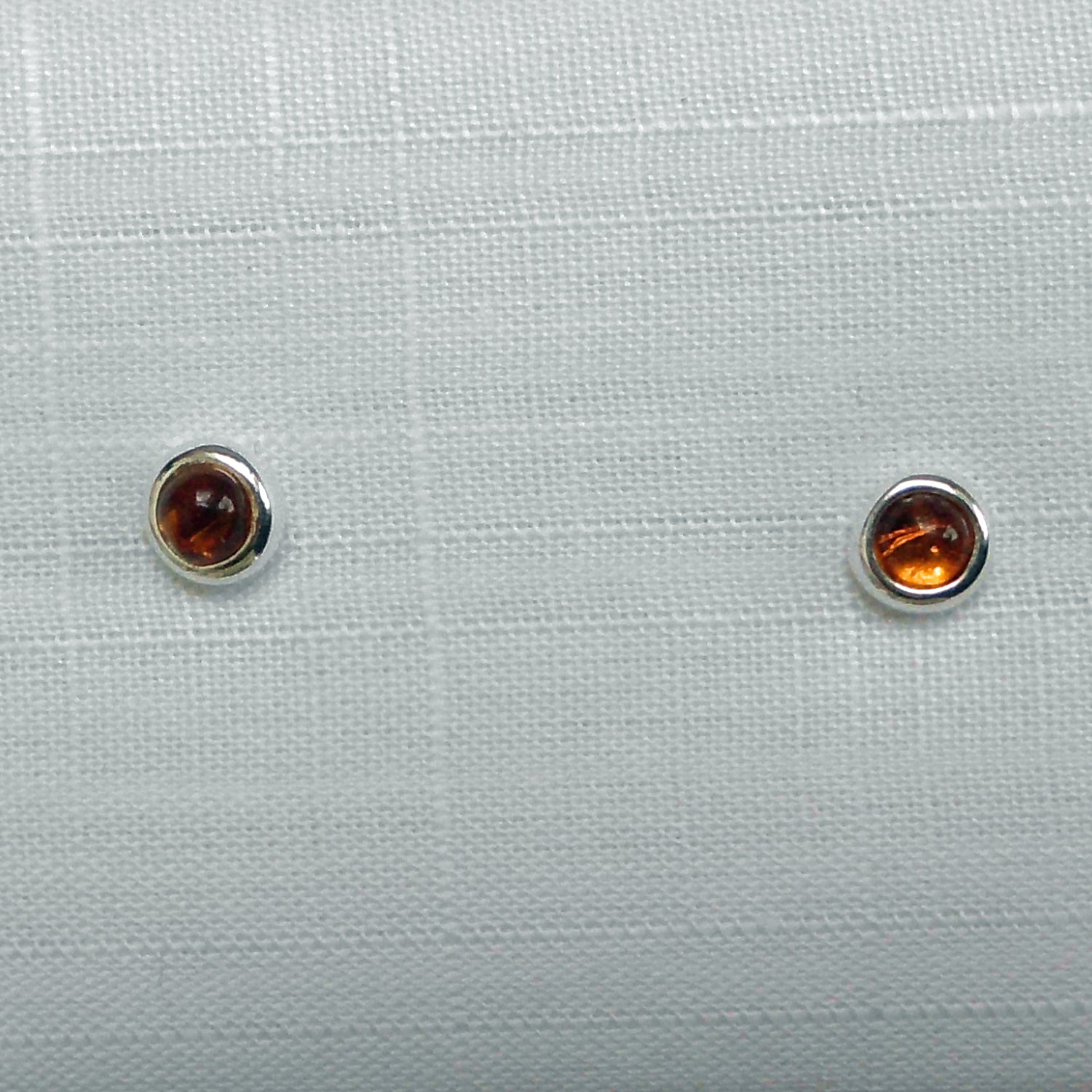 Runde Ohrstecker aus kognacfarbenem Bernstein in Silber