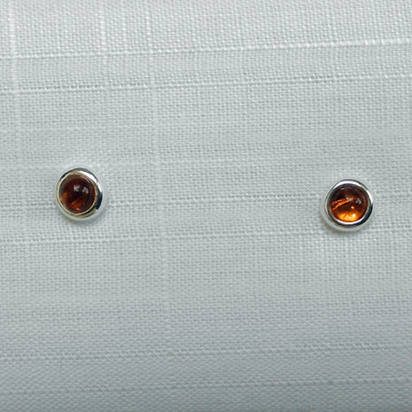 Runde Ohrstecker aus kognacfarbenem Bernstein in Silber