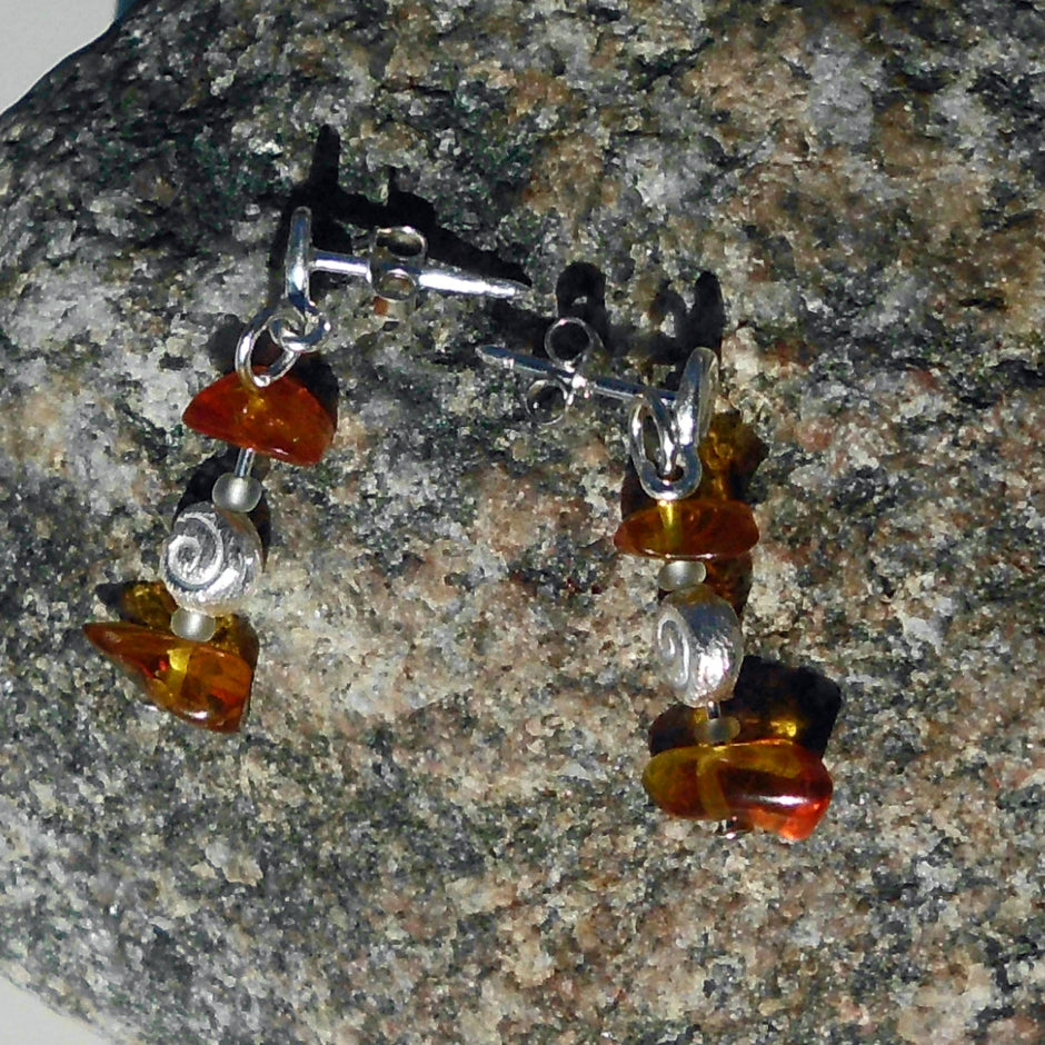 Ohrstecker in Schneckenform mit Bernstein und Silber