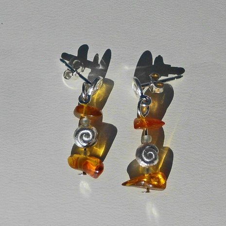 Ohrstecker in Schneckenform mit Bernstein und Silber