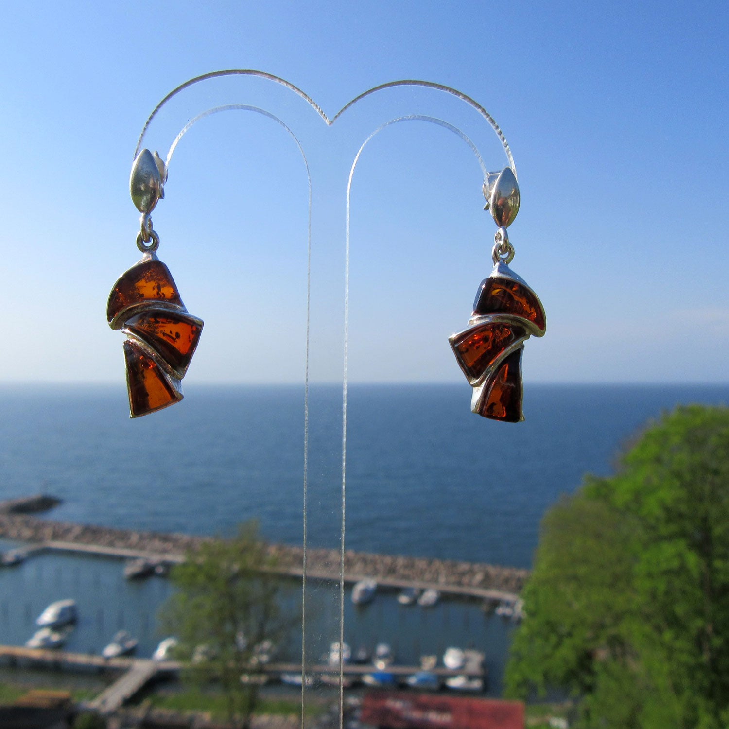 Edle Ohrstecker mit polierten,dunklen Bernsteinen und Einschlüssen