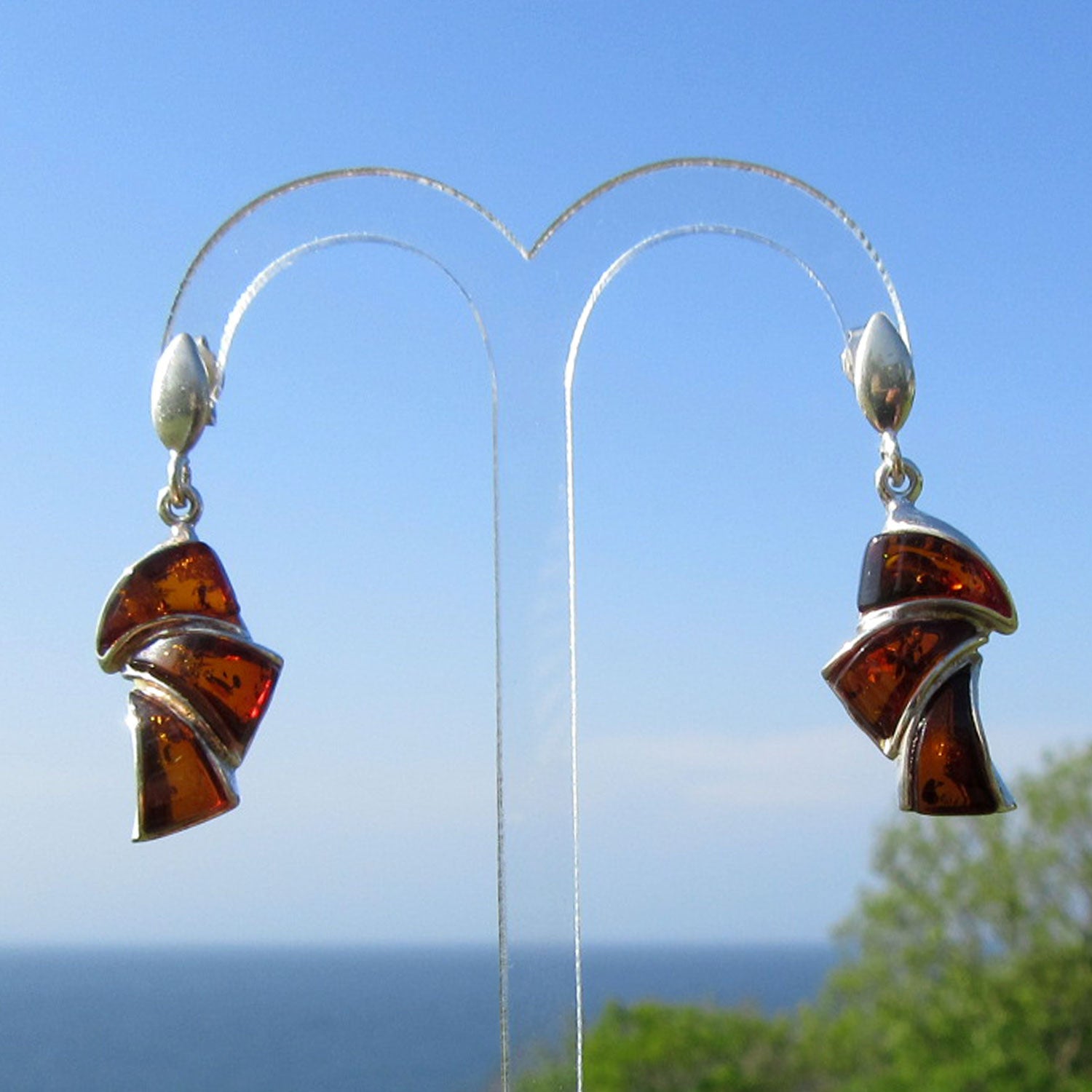 Edle Ohrstecker mit polierten,dunklen Bernsteinen und Einschlüssen