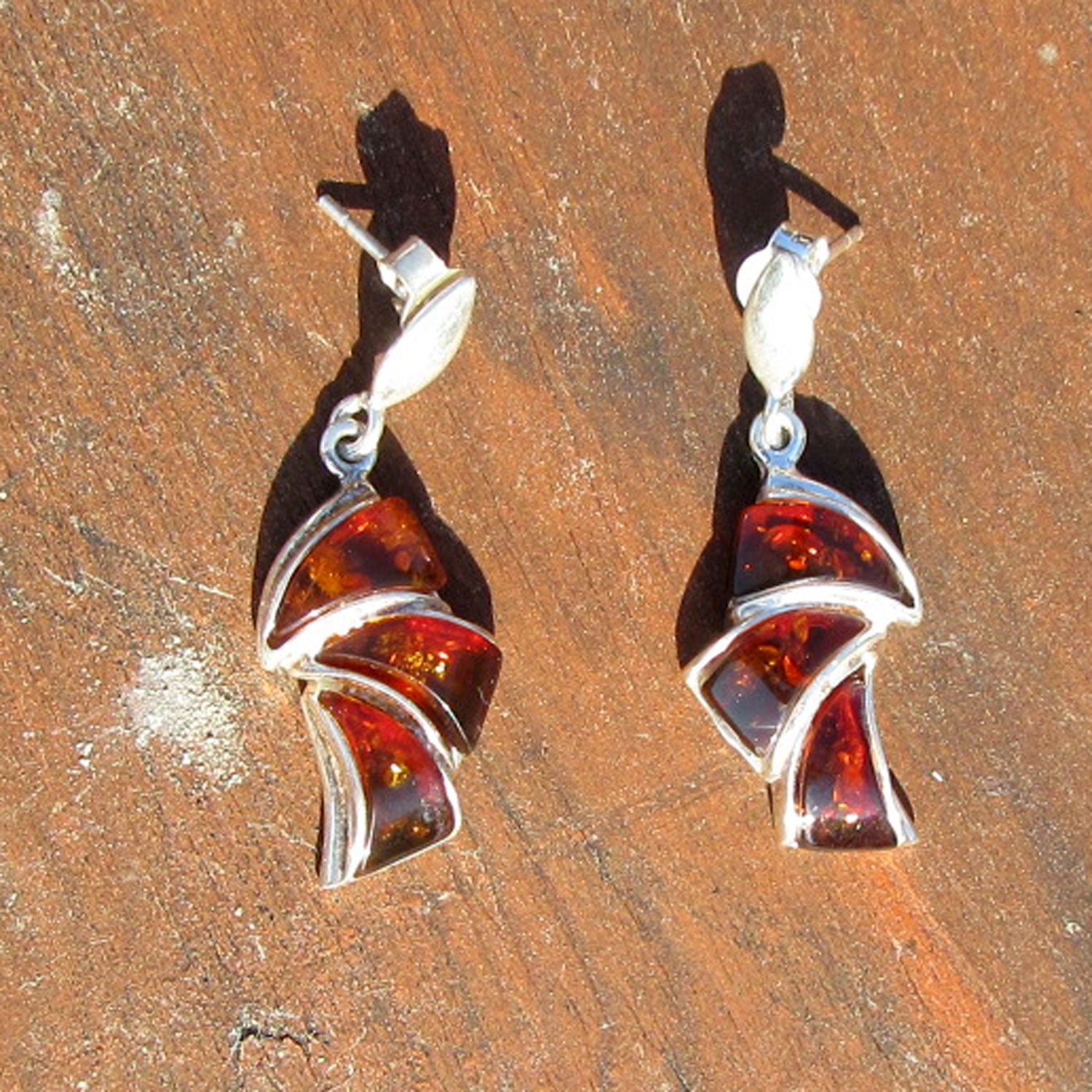 Edle Ohrstecker mit polierten,dunklen Bernsteinen und Einschlüssen