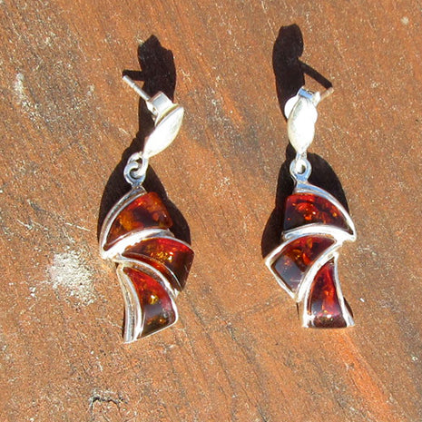 Edle Ohrstecker mit polierten,dunklen Bernsteinen und Einschlüssen