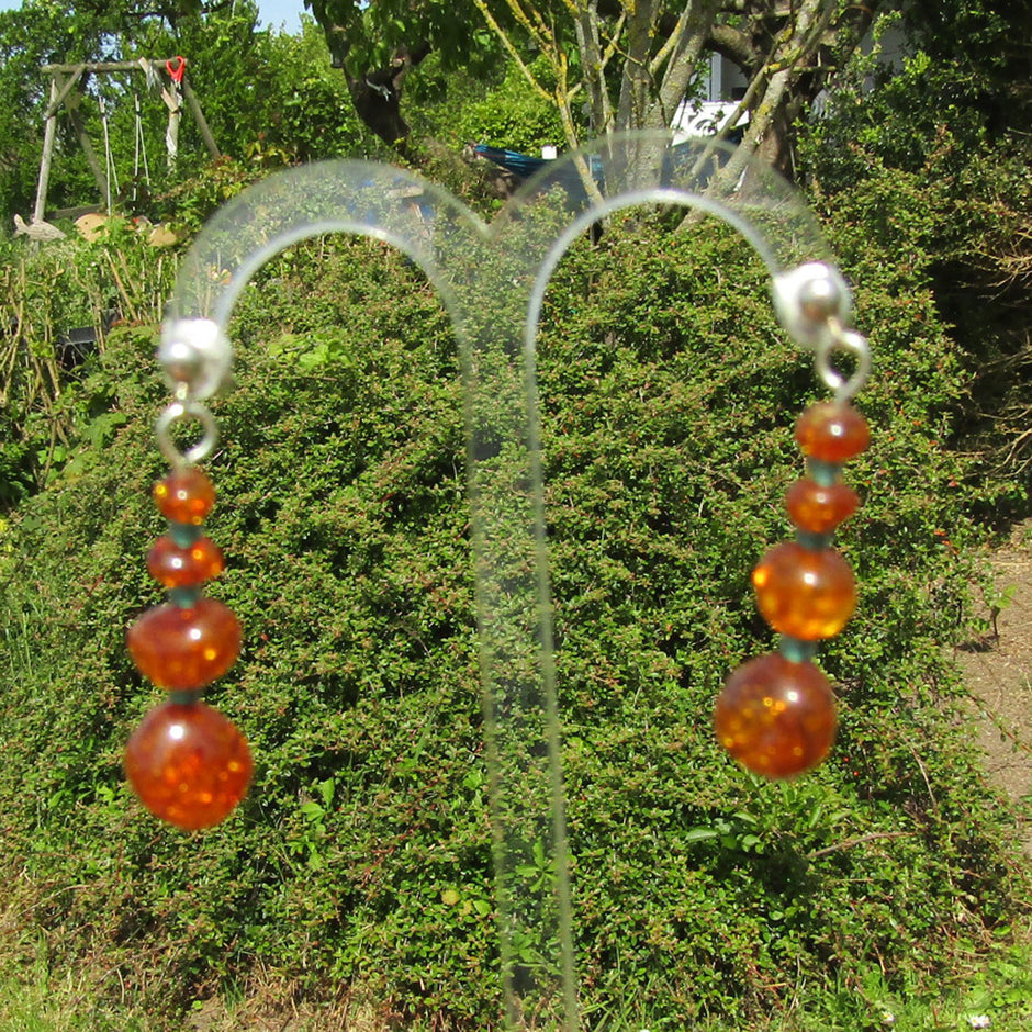 Lange Ohrstecker aus Bernstein und böhmischem Glas