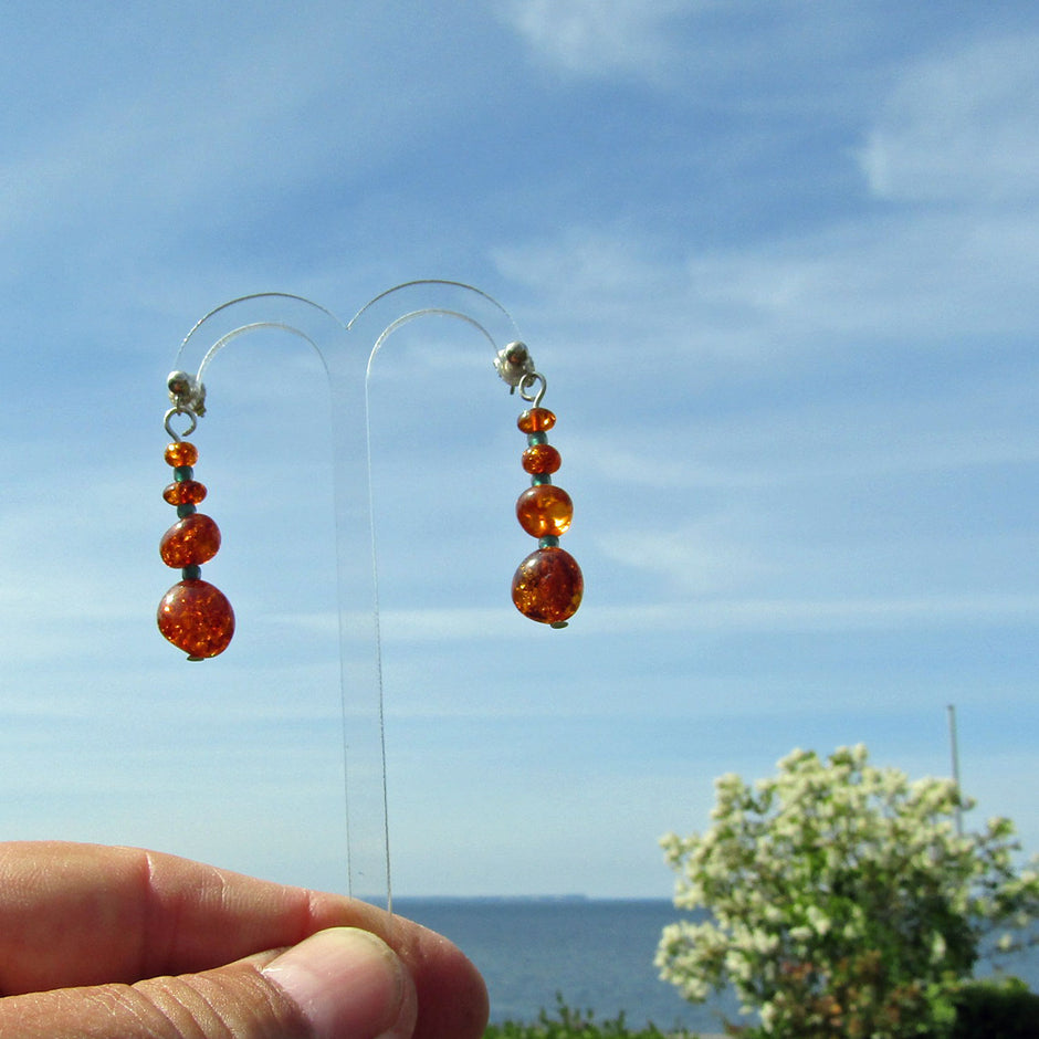 Lange Ohrstecker aus Bernstein und böhmischem Glas