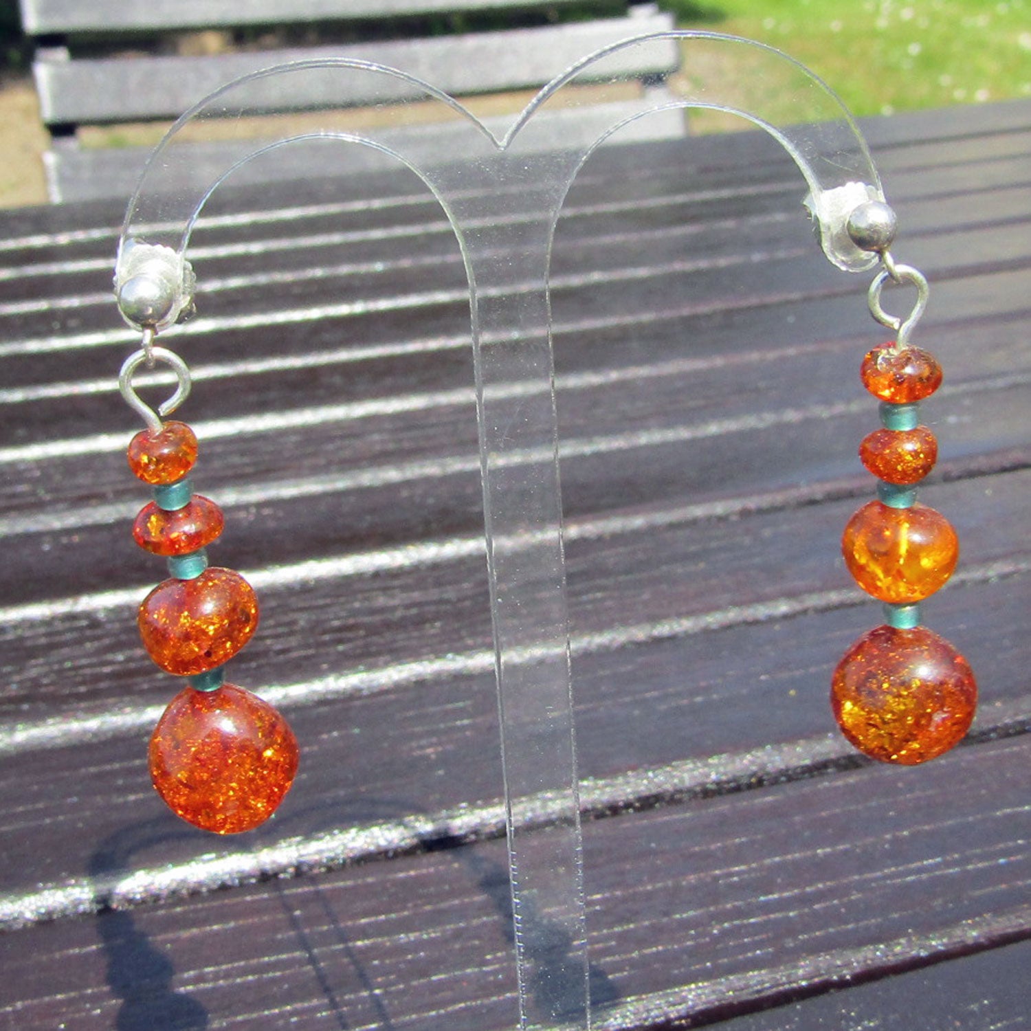 Lange Ohrstecker aus Bernstein und böhmischem Glas