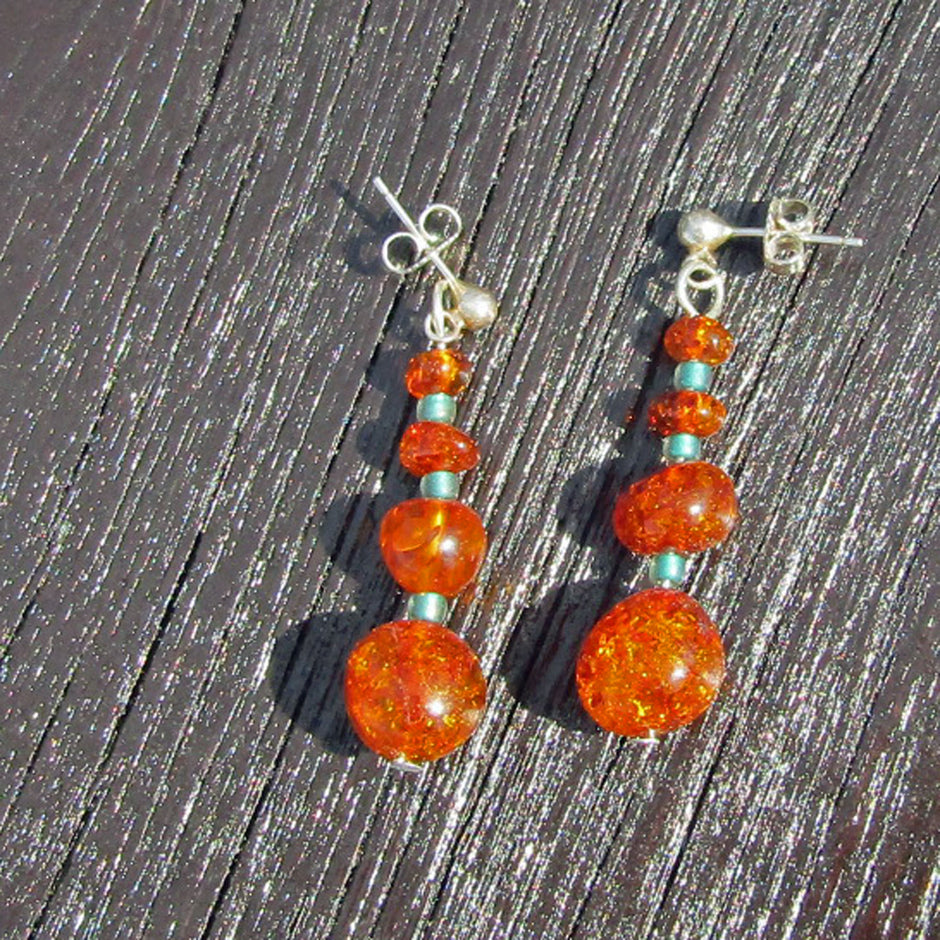 Lange Ohrstecker aus Bernstein und böhmischem Glas