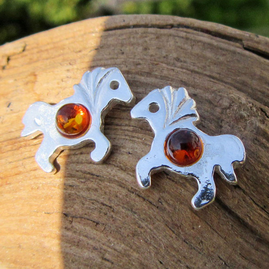 Filigrane Ohrstecker aus Bernstein in Pferdeform, Silber 925
