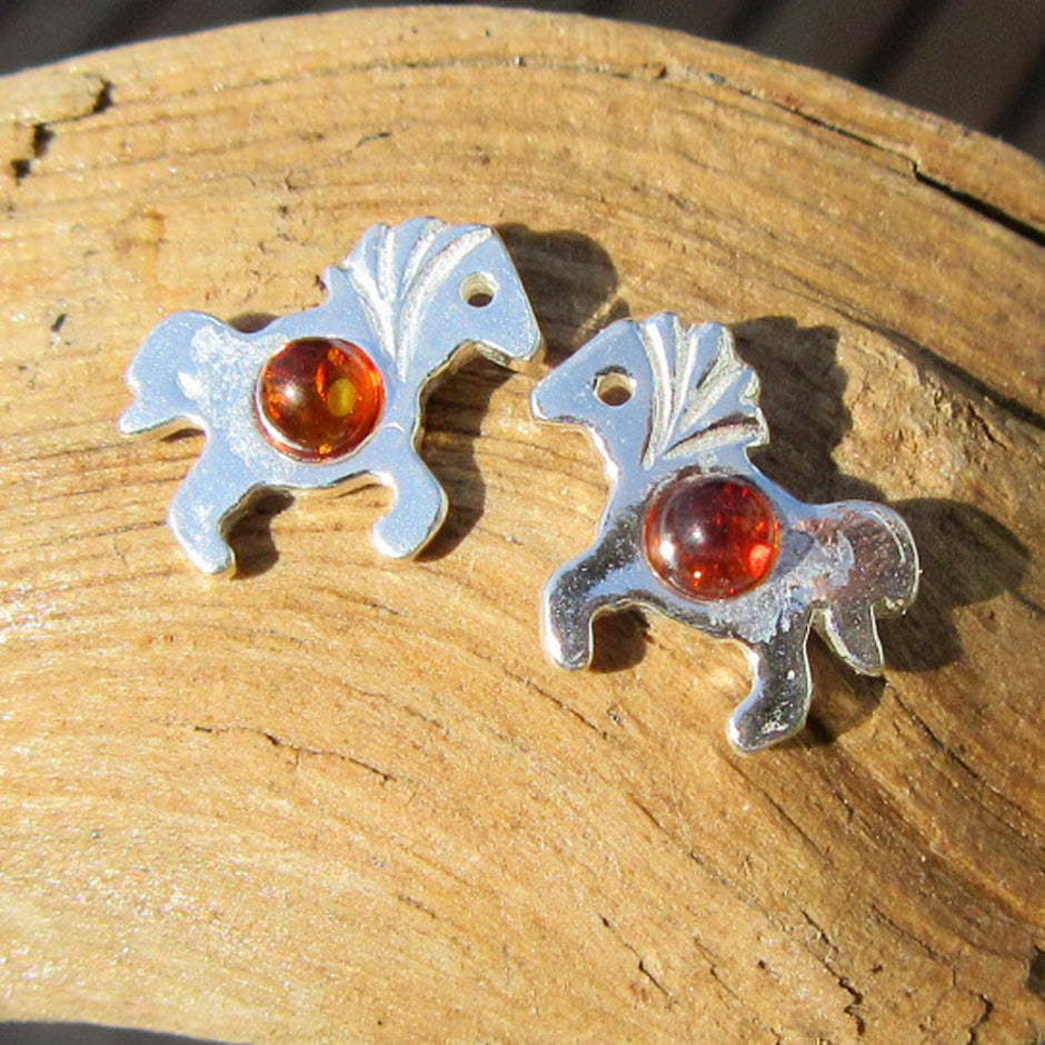 Filigrane Ohrstecker aus Bernstein in Pferdeform, Silber 925