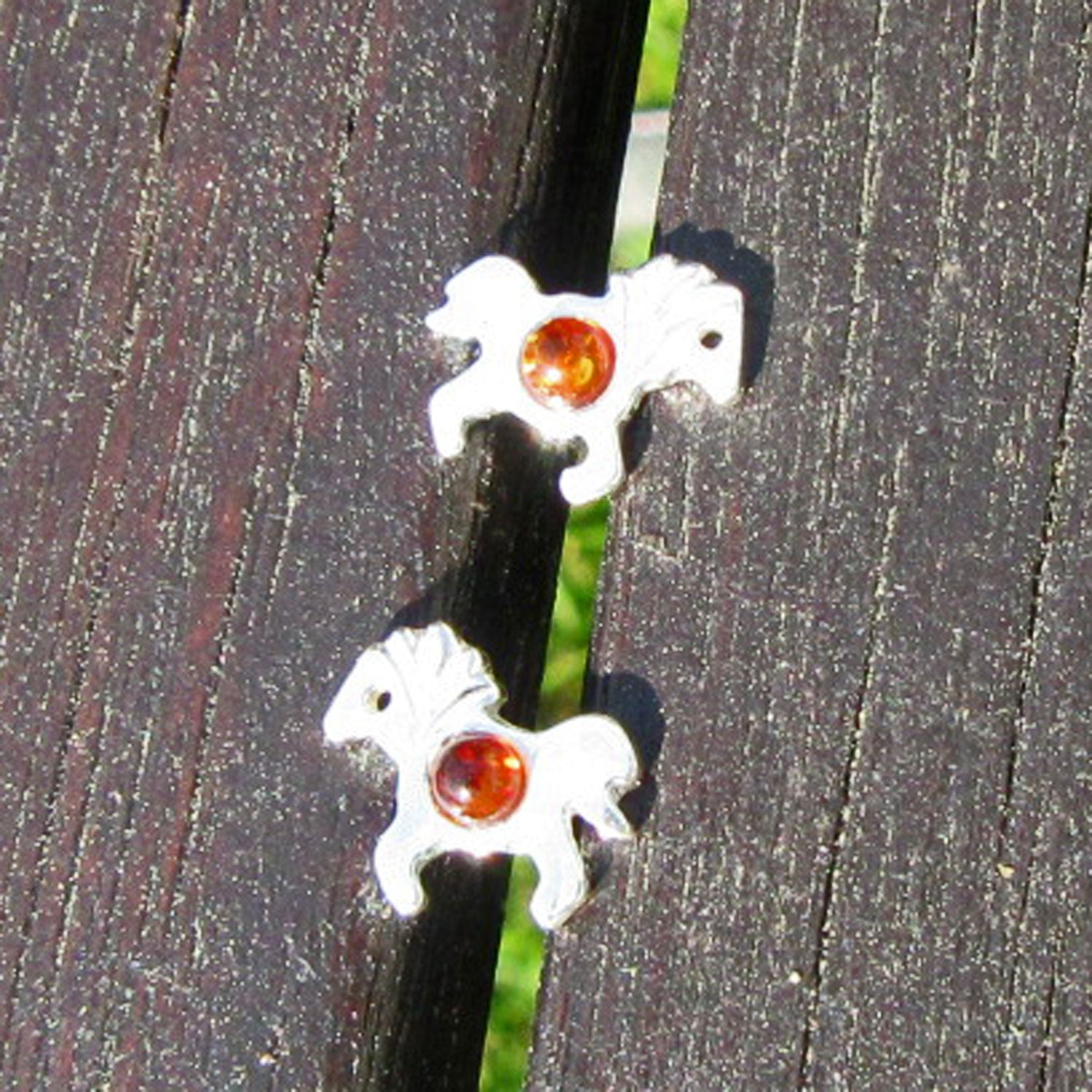 Filigrane Ohrstecker aus Bernstein in Pferdeform, Silber 925