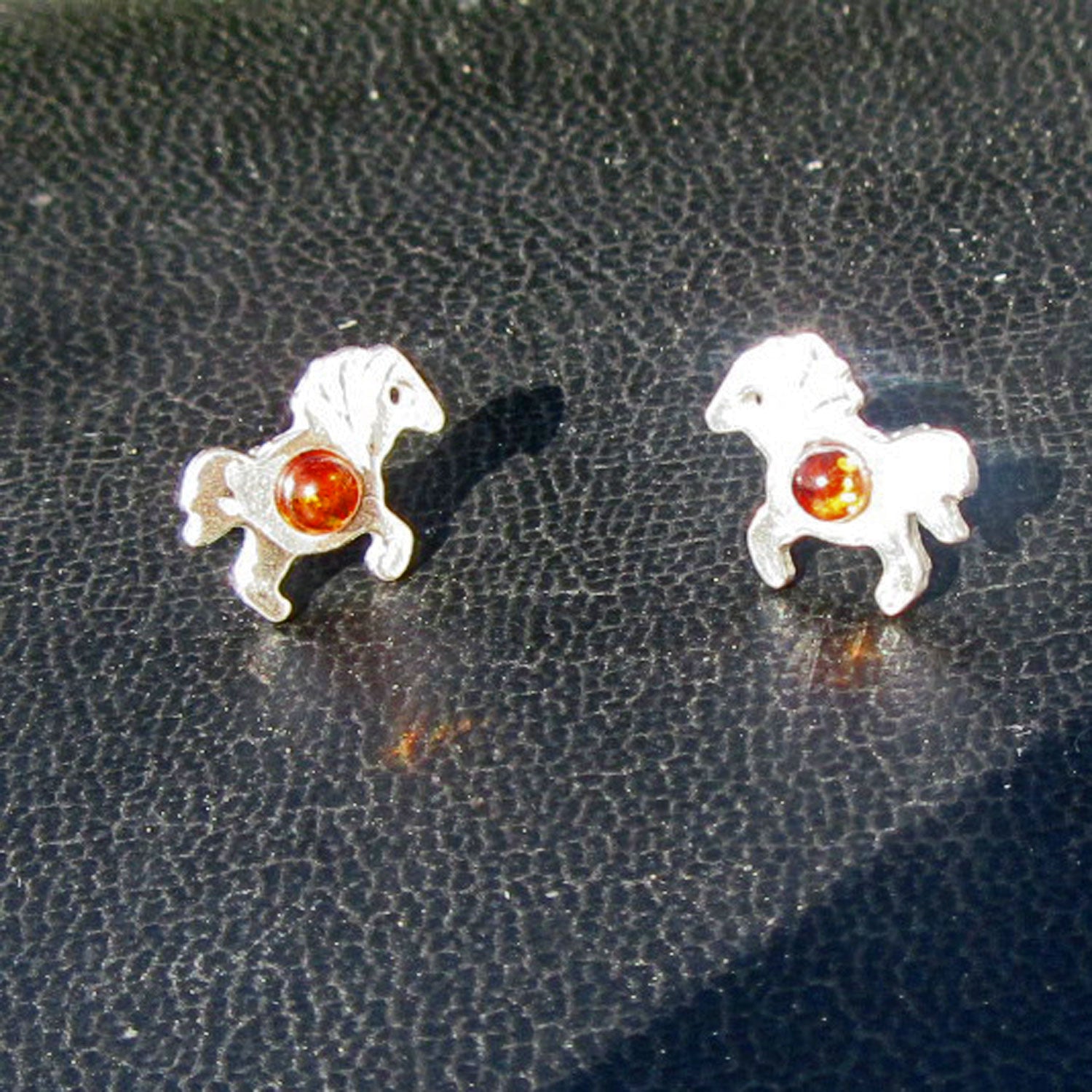 Filigrane Ohrstecker aus Bernstein in Pferdeform, Silber 925