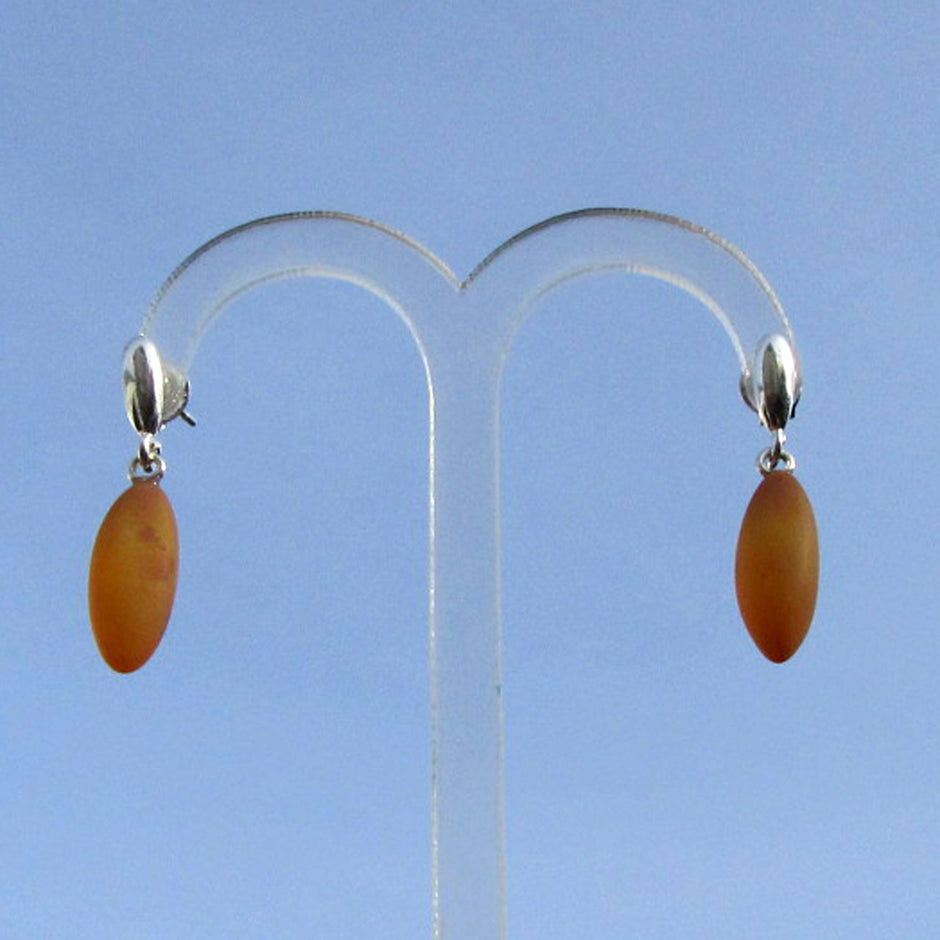 Ohrstecker aus unpoliertem Bernstein und Silber