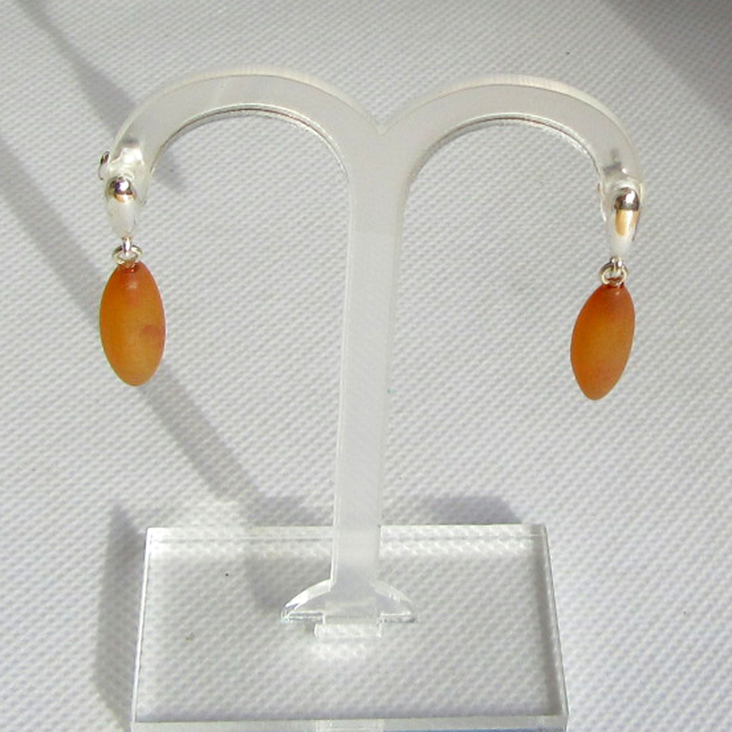 Ohrstecker aus unpoliertem Bernstein und Silber