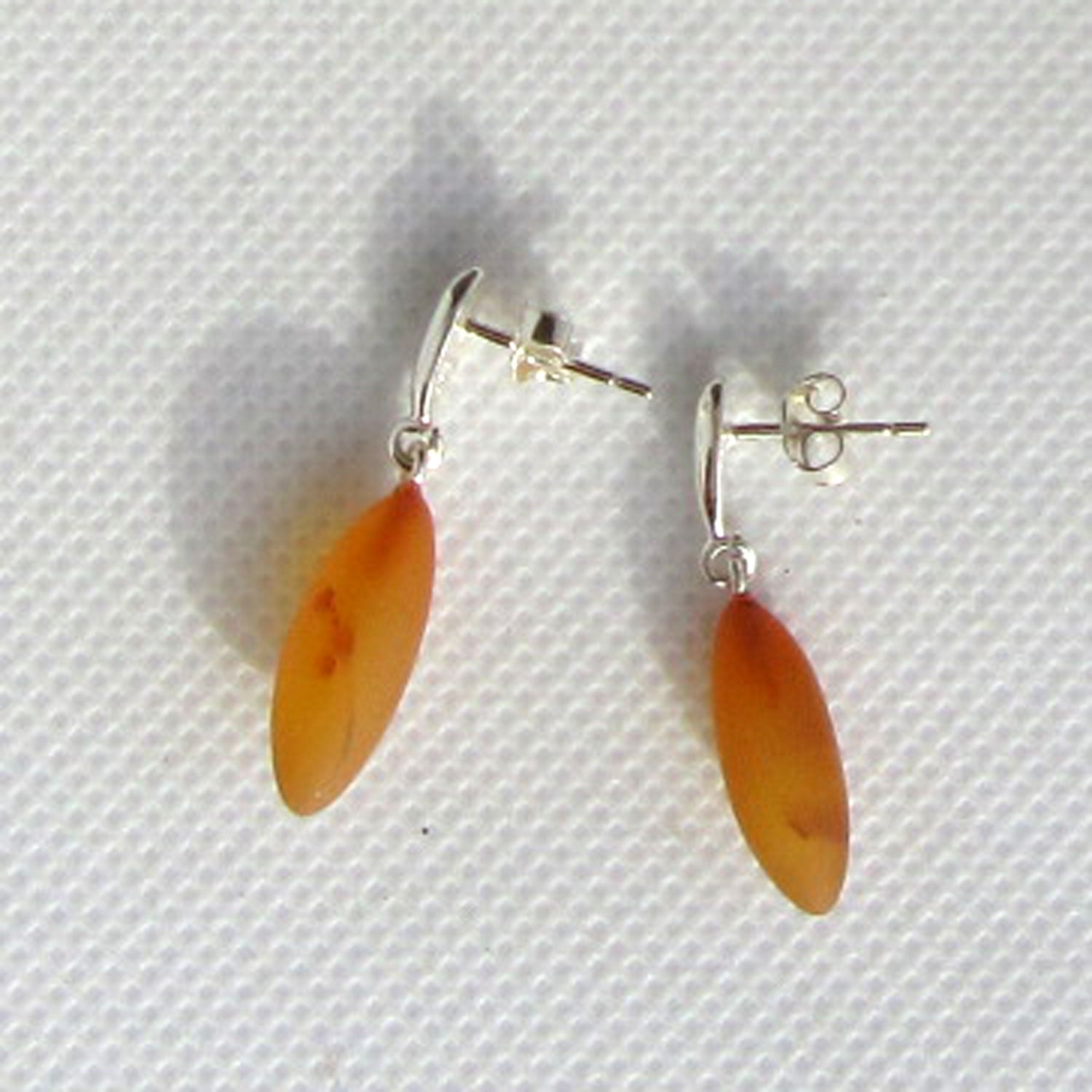 Ohrstecker aus unpoliertem Bernstein und Silber