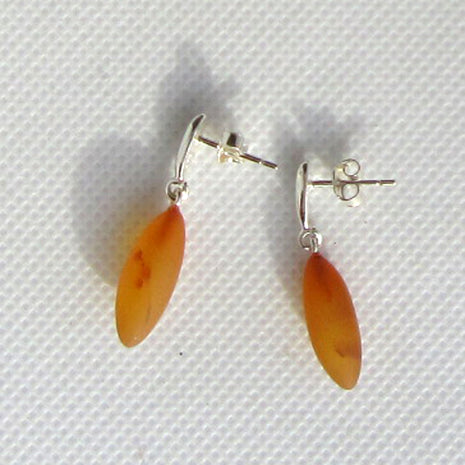 Ohrstecker aus unpoliertem Bernstein und Silber