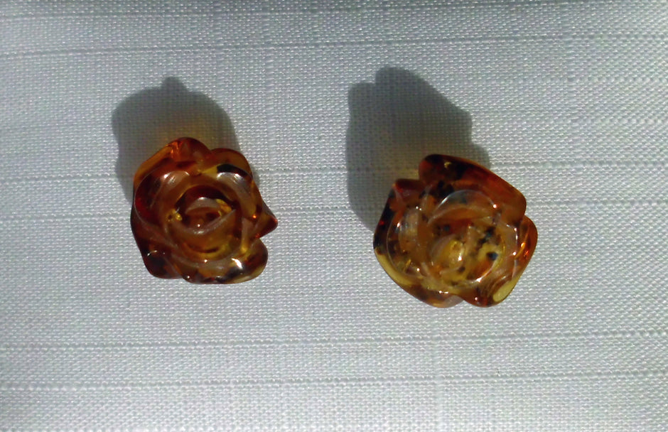 Ohrstecker mit kognacfarbenen Bernsteinröschen