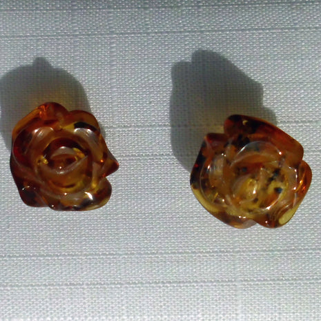 Ohrstecker mit kognacfarbenen Bernsteinröschen
