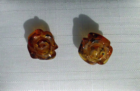Ohrstecker mit kognacfarbenen Bernsteinröschen