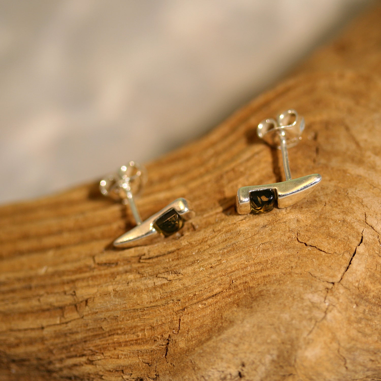 Edle Ohrstecker aus Silber mit grünlichem Bernstein