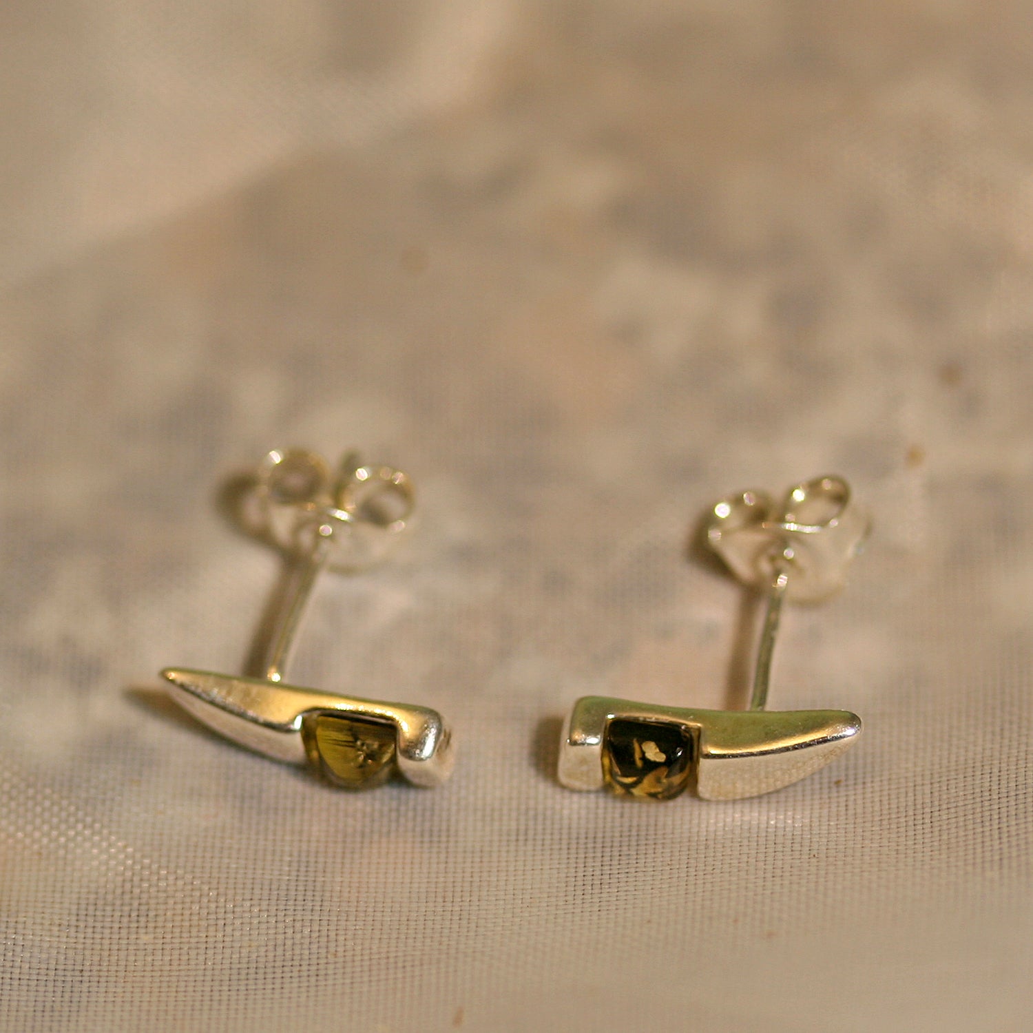 Edle Ohrstecker aus Silber mit grünlichem Bernstein