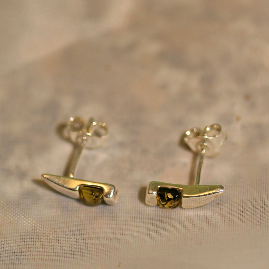 Edle Ohrstecker aus Silber mit grünlichem Bernstein