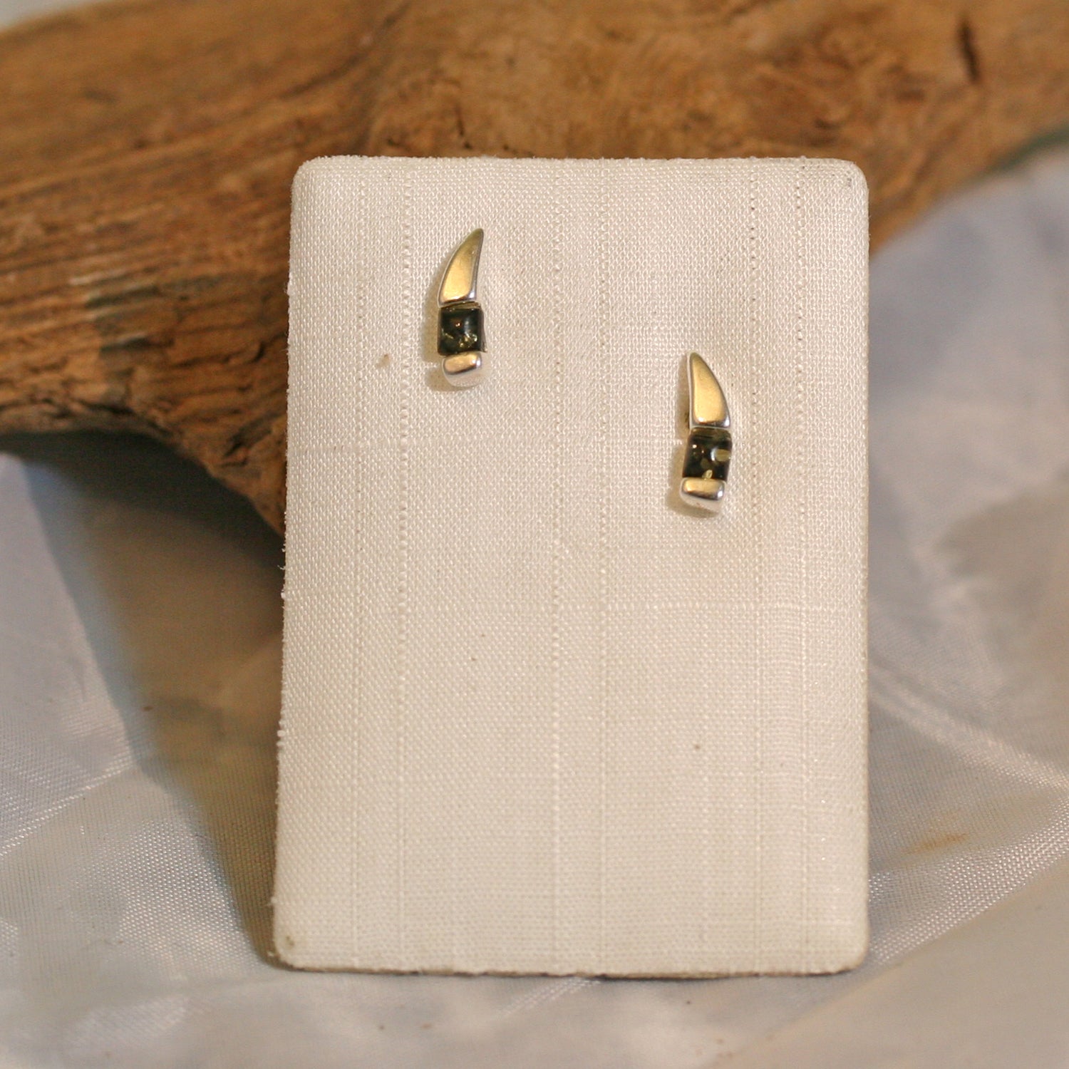 Edle Ohrstecker aus Silber mit grünlichem Bernstein