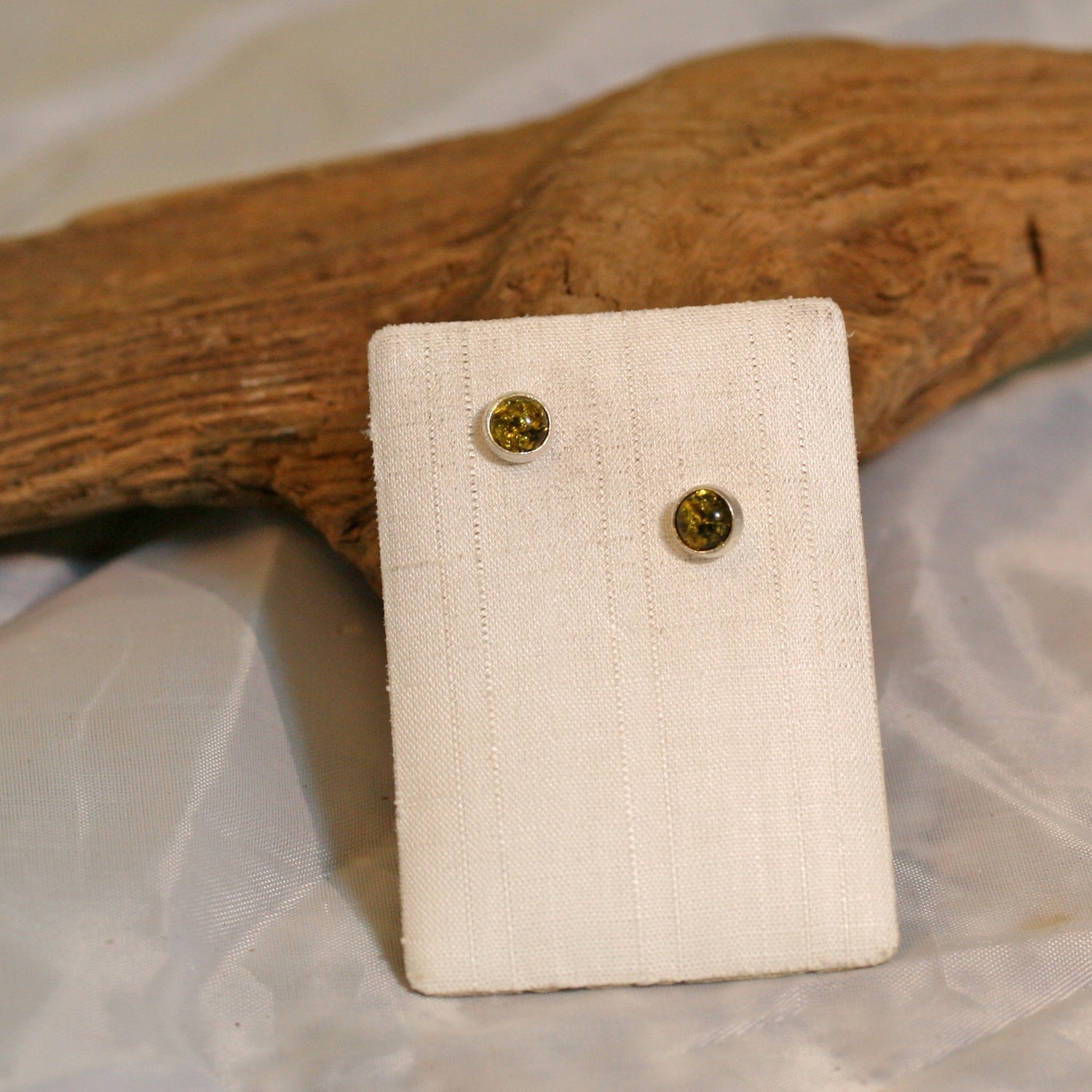 Runde Ohrstecker aus Bernstein in Silber gefasst