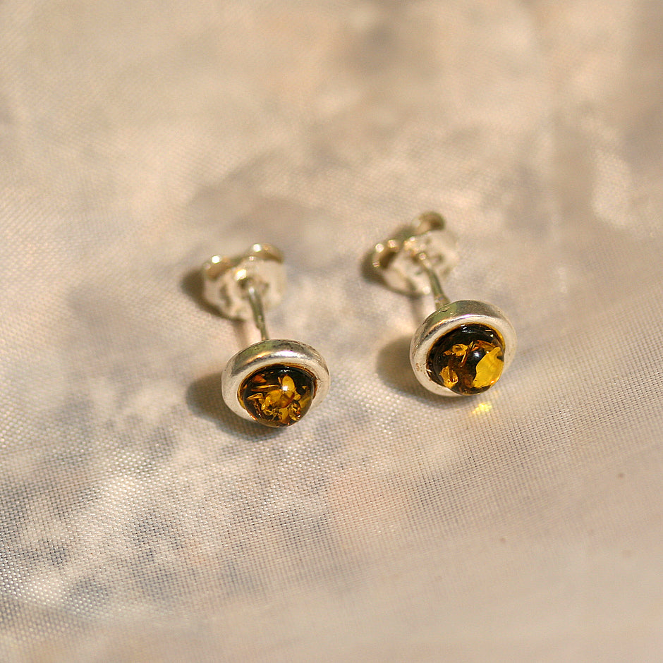 Runde Ohrstecker aus Bernstein in Silber gefasst