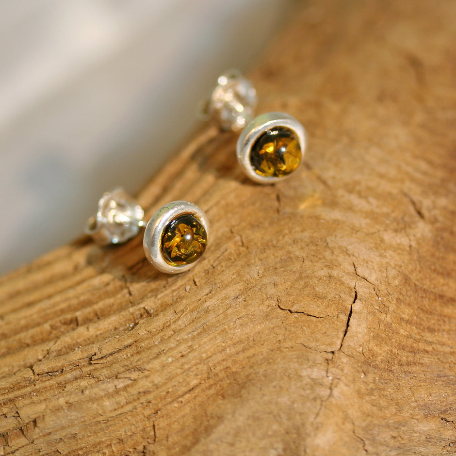 Runde Ohrstecker aus Bernstein in Silber gefasst