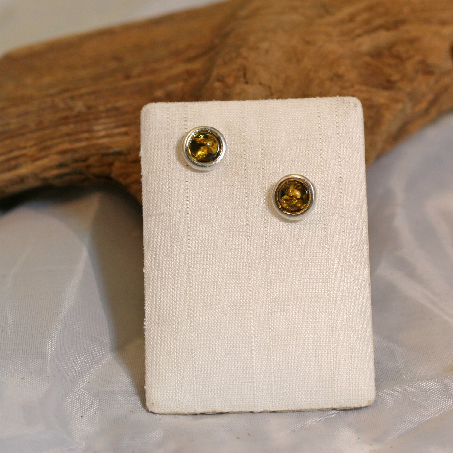 Runder Bernsteinohrstecker in Silber, grünliches Unikat