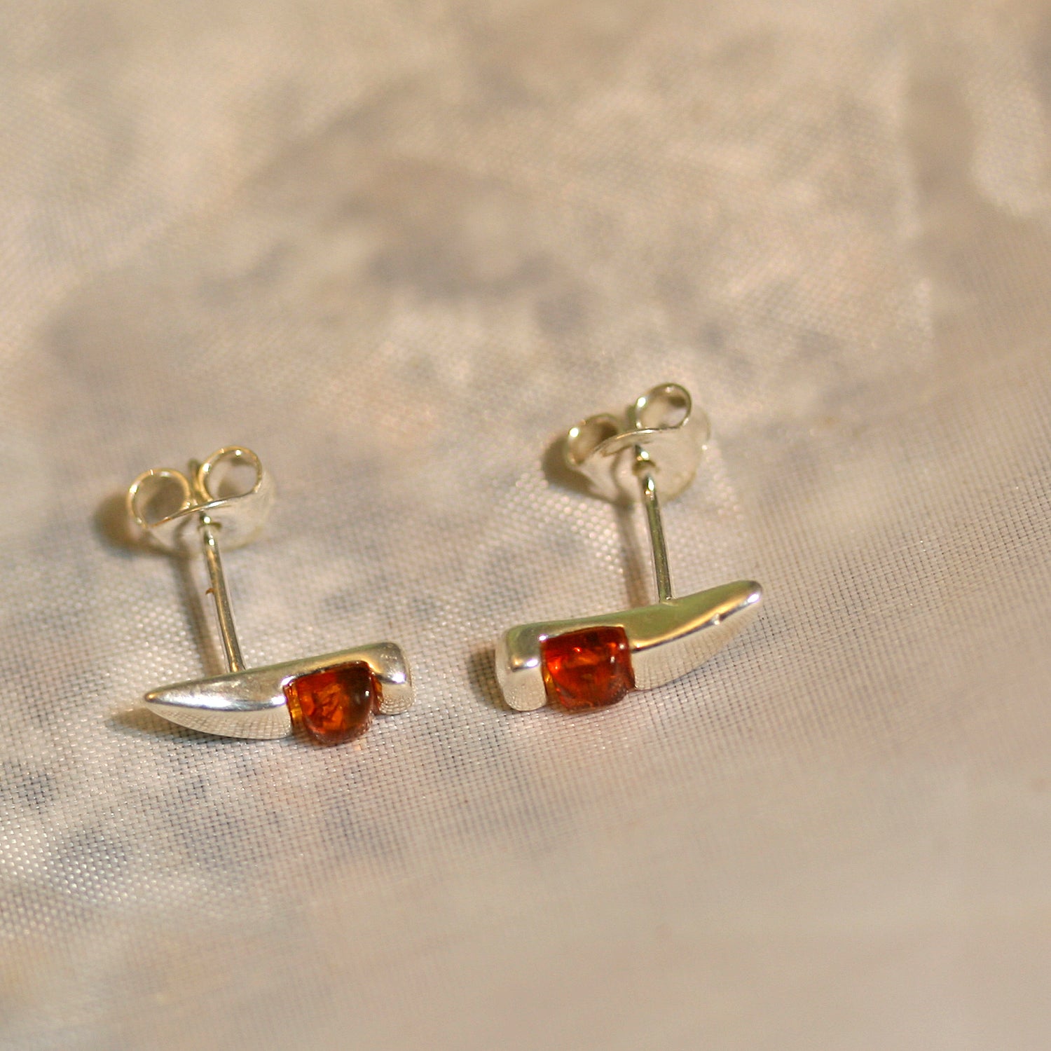 Edle Ohrstecker aus Silber mit Bernstein-Kralle