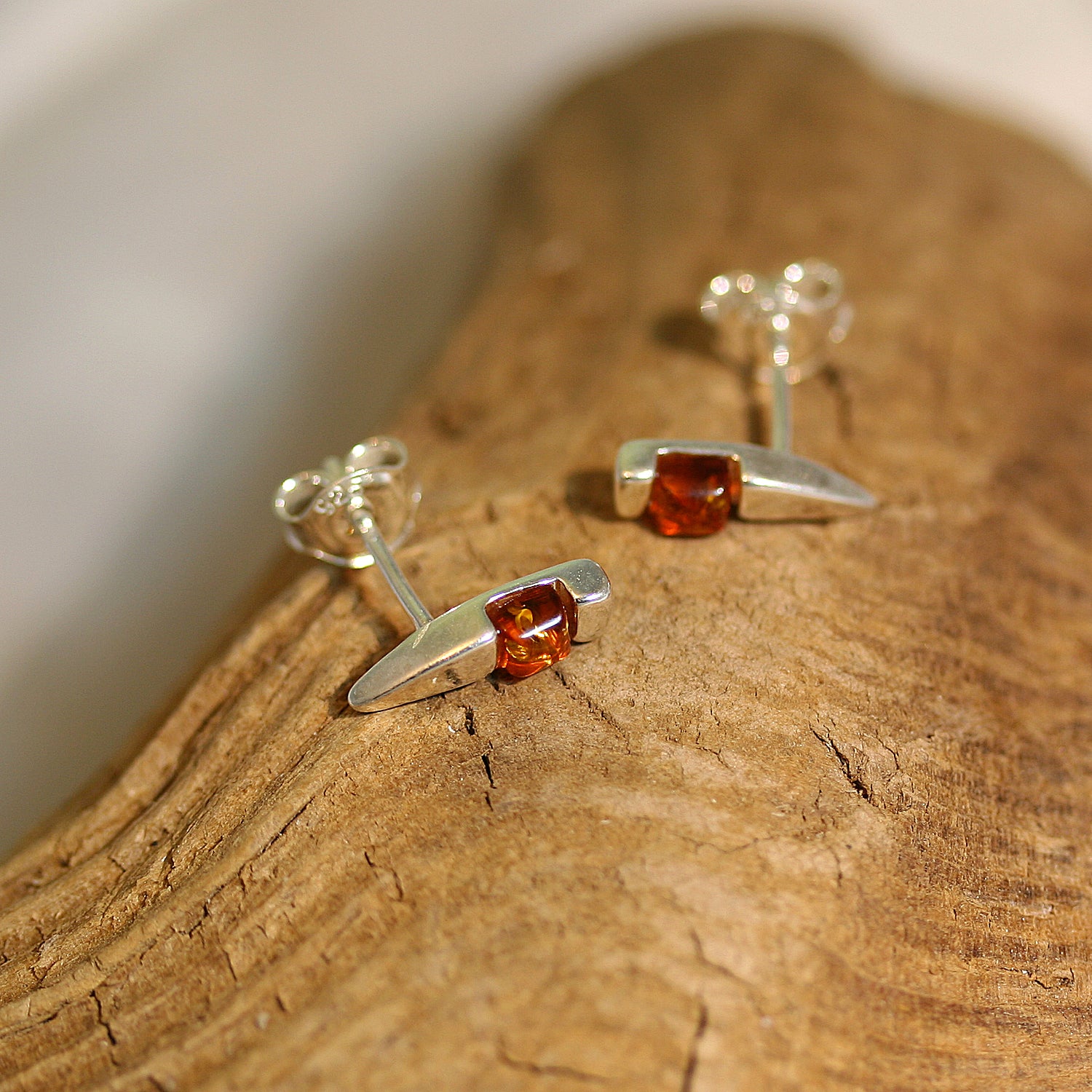 Edle Ohrstecker aus Silber mit Bernstein-Kralle