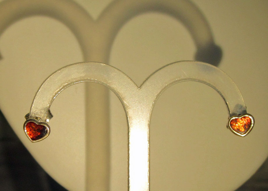 Einzelstück: Kleine Ohrstecker aus Bernsteinherzen