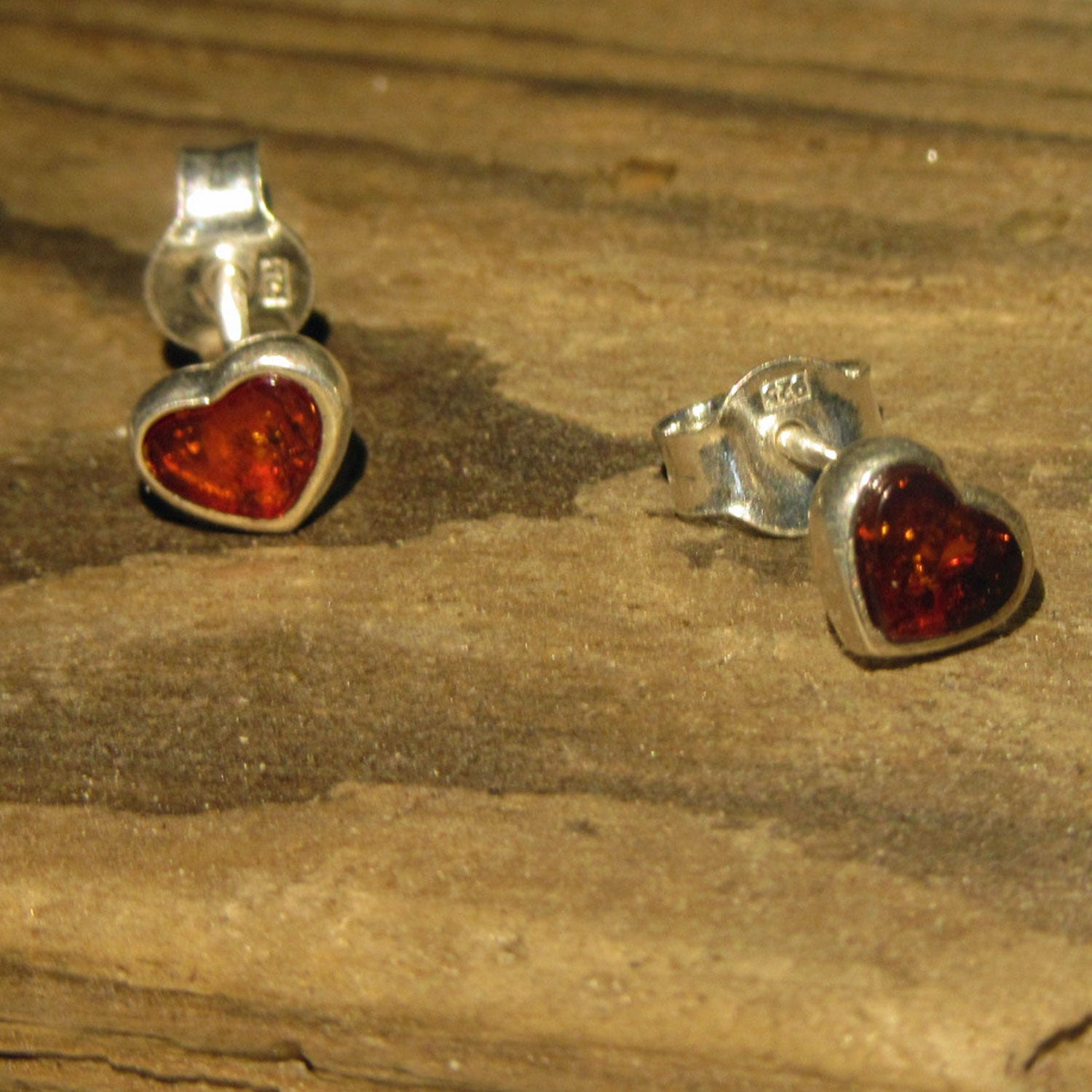 Einzelstück: Kleine Ohrstecker aus Bernsteinherzen