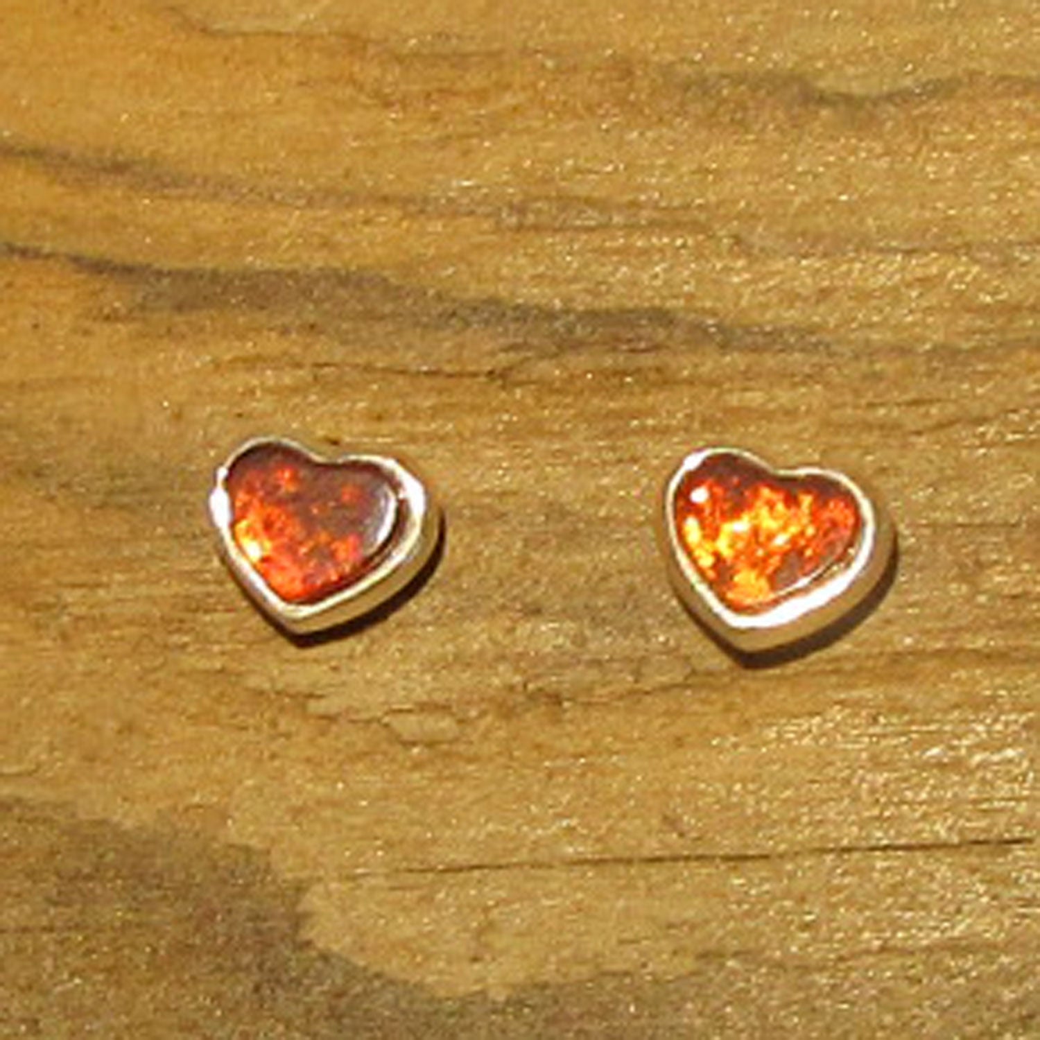 Einzelstück: Kleine Ohrstecker aus Bernsteinherzen