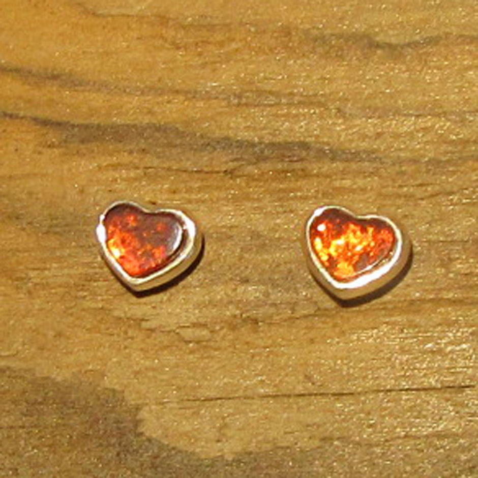 Einzelstück: Kleine Ohrstecker aus Bernsteinherzen