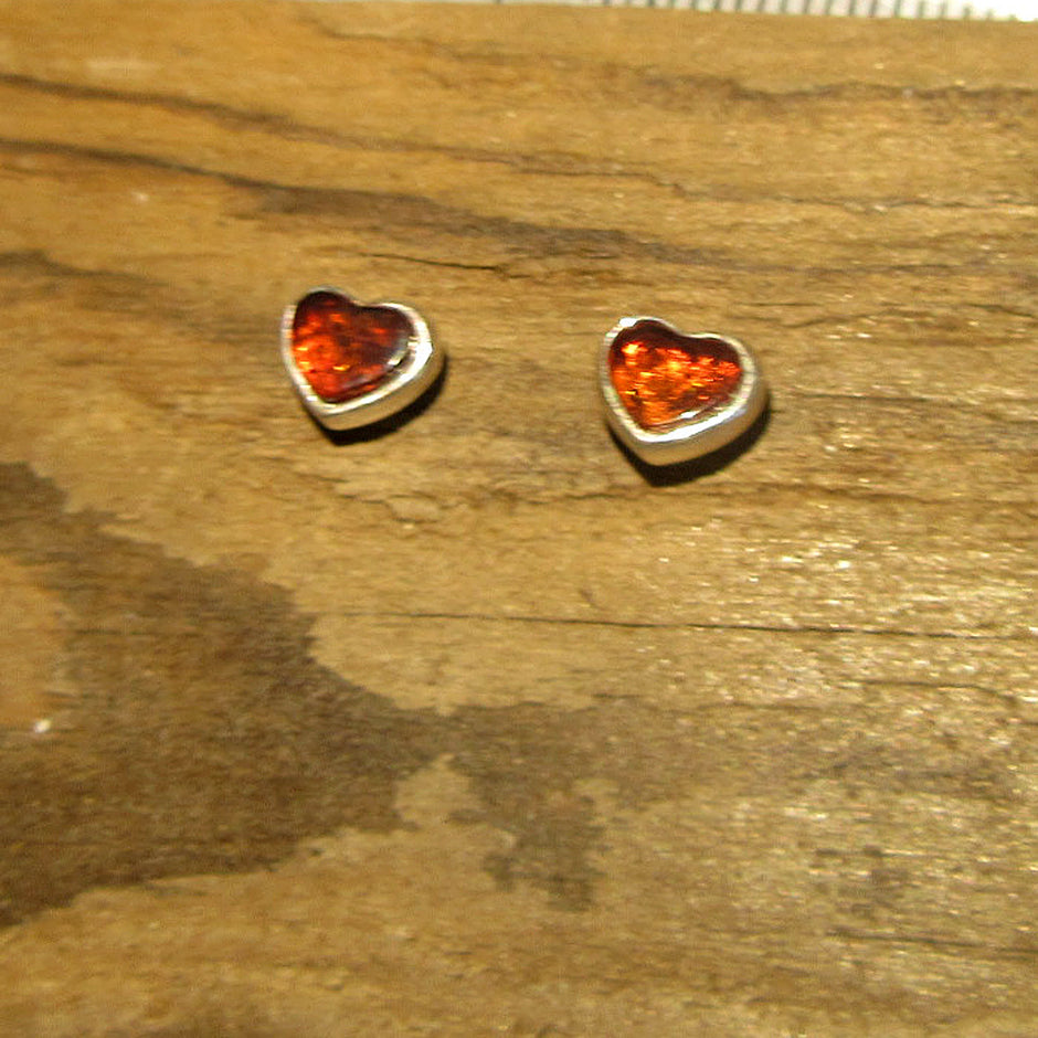 Einzelstück: Kleine Ohrstecker aus Bernsteinherzen