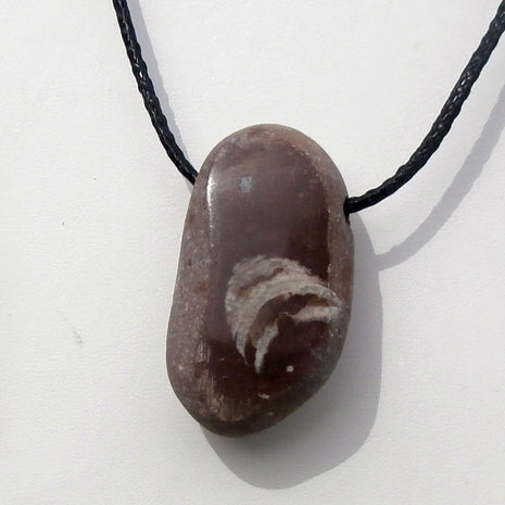 Kette mit rötlichem Orthoceras, poliert, von Rügen