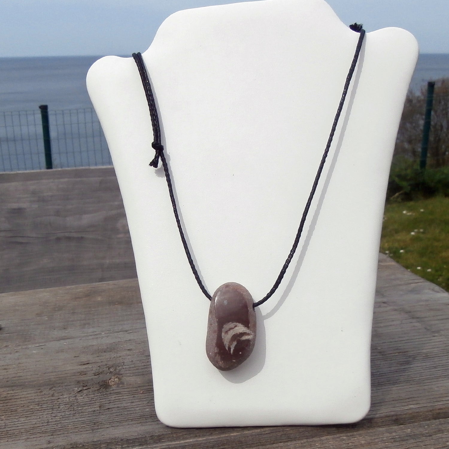 Kette mit rötlichem Orthoceras, poliert, von Rügen