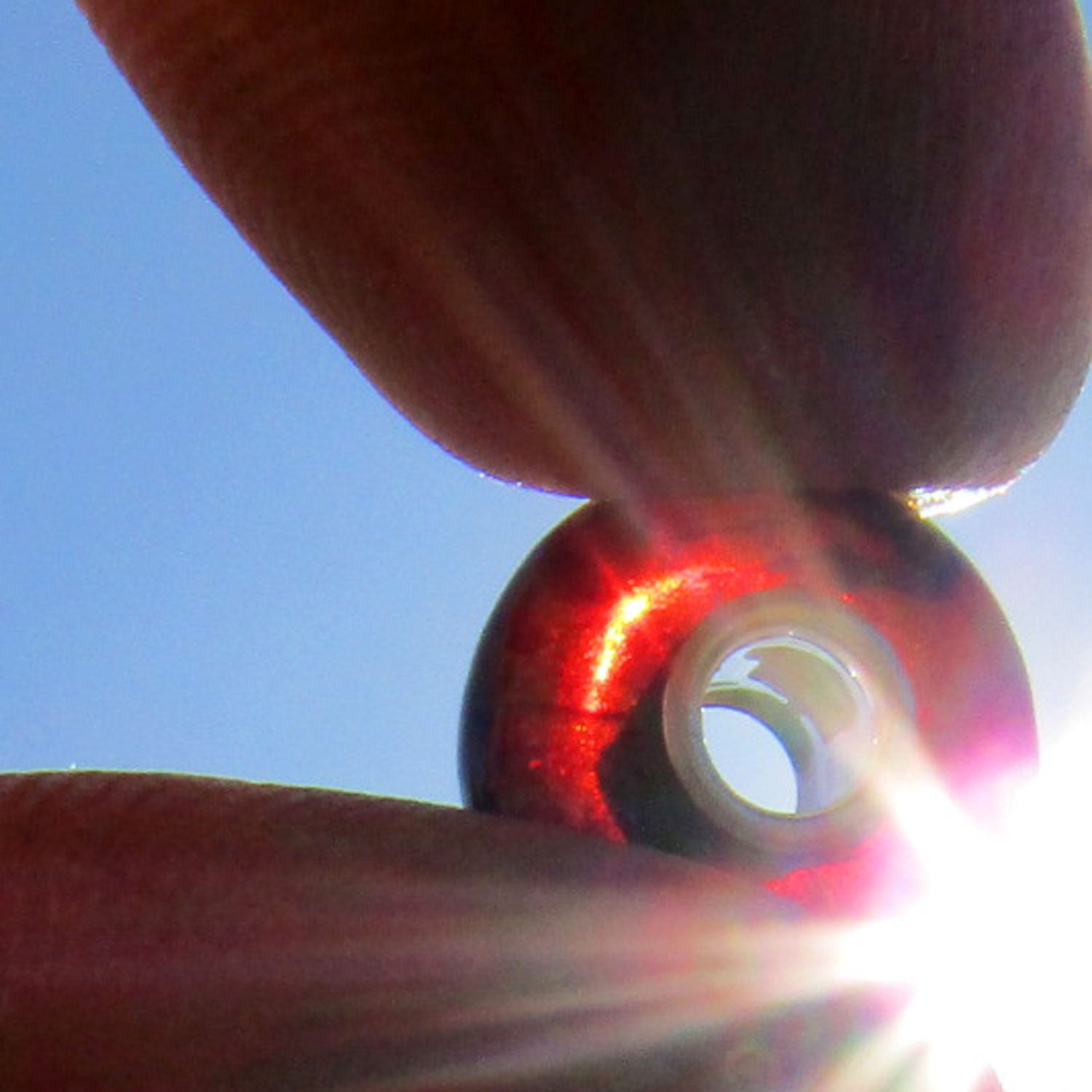 Bead aus kirschrotem Bernstein mit Einschlüssen für Pandora