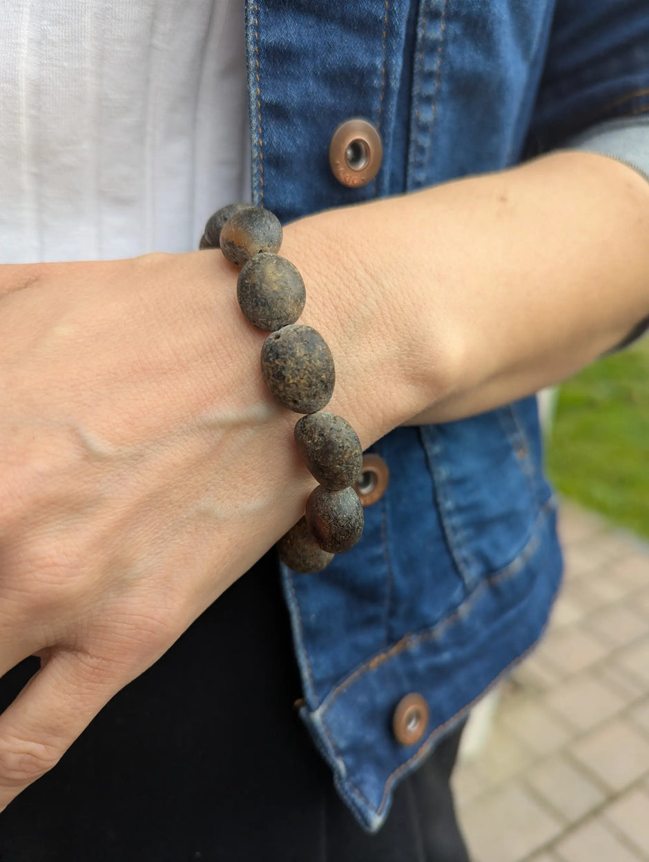 Armband Moorbernstein dunkel - zwölf ungeschliffene Perlen