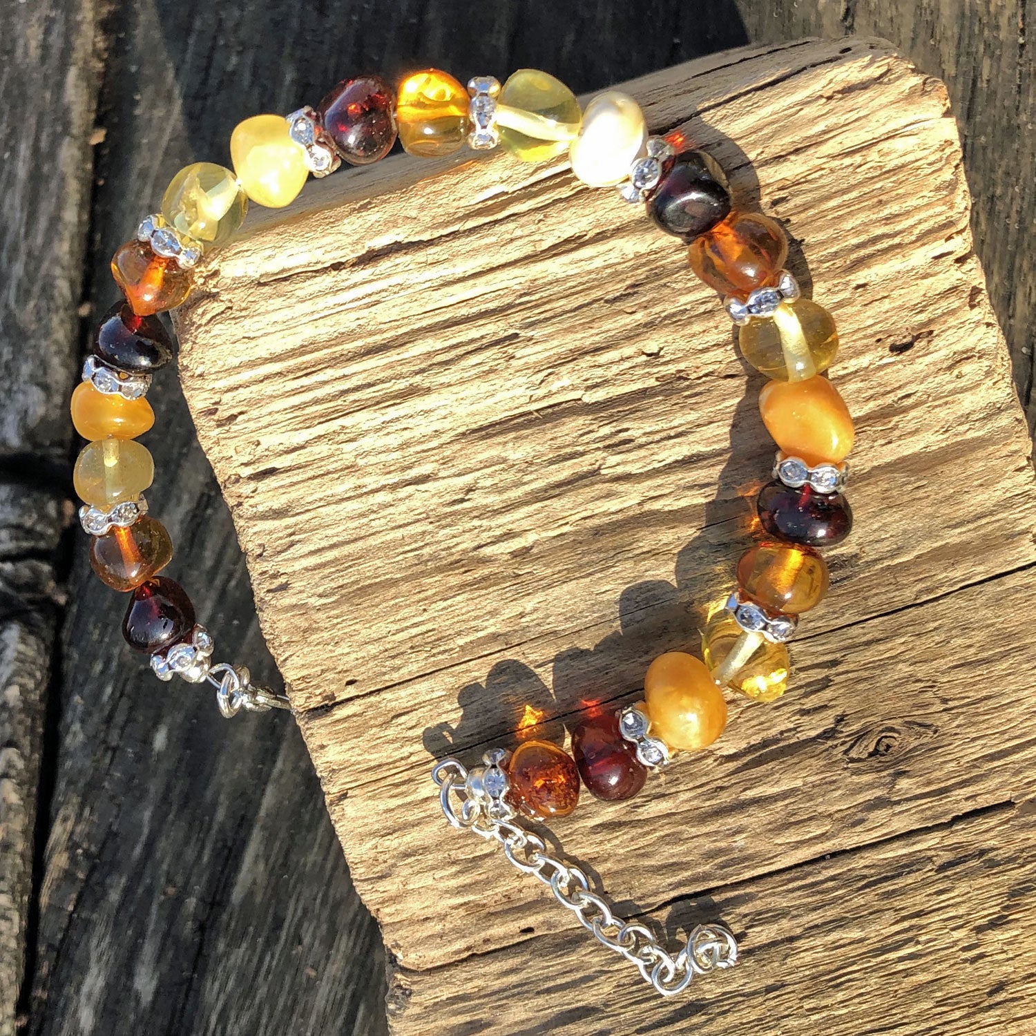 Einzigartiges Armband aus poliertem Bernstein und Strass