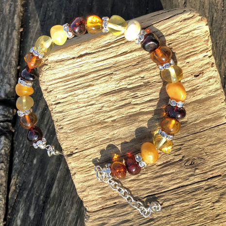 Einzigartiges Armband aus poliertem Bernstein und Strass